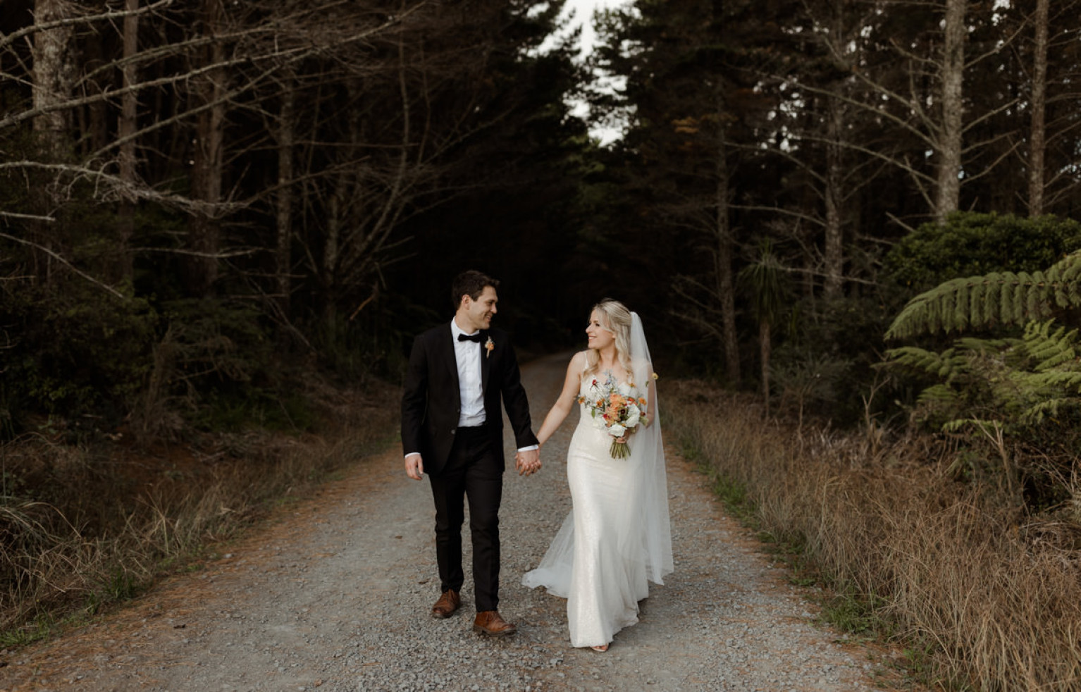 wedding couple photography kumeu